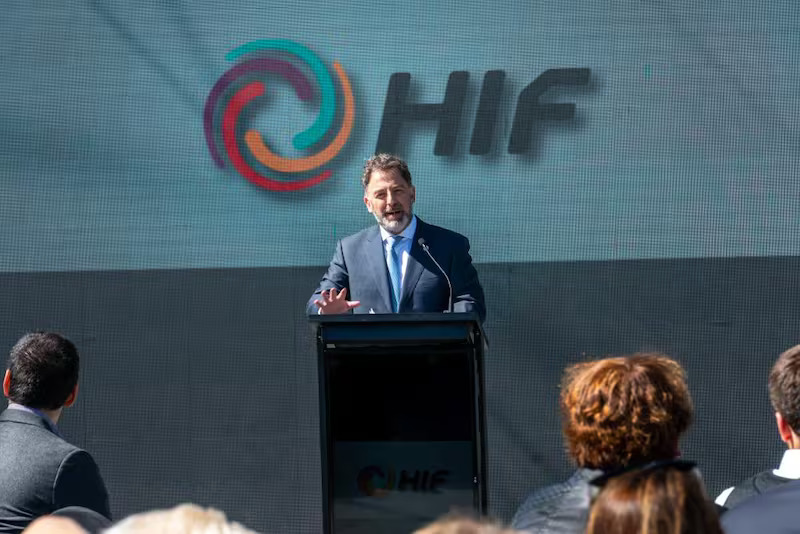 Cesar Norton hablando en el podio de HIF Global