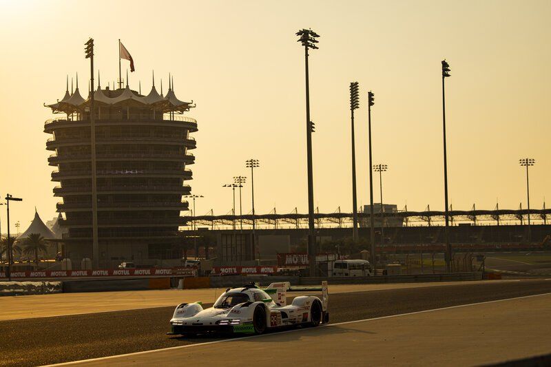 Porsche 963 #99 del WEC en pista al atardecer en Baréin
