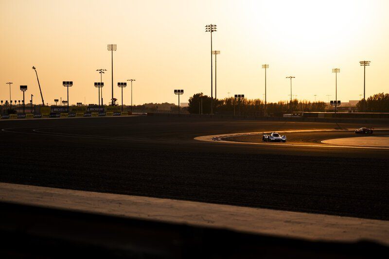 Porsche de competición acelerando en la recta del circuito