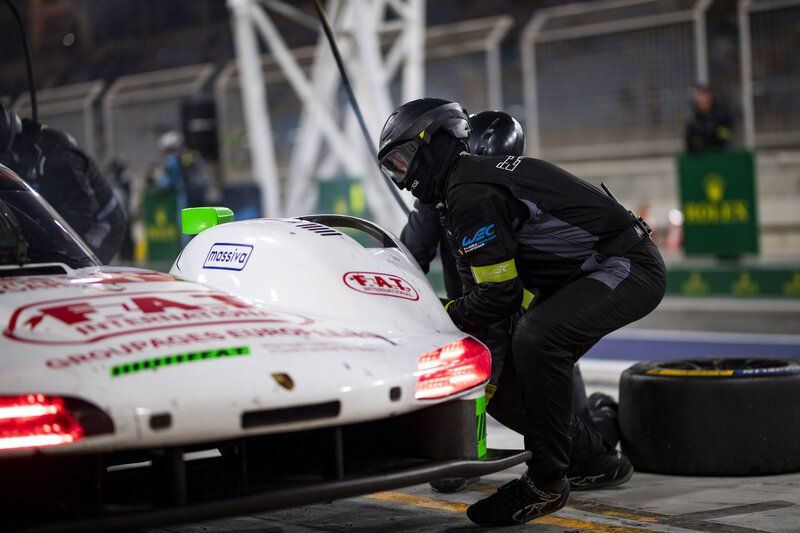 Parada en boxes del equipo durante la carrera nocturna