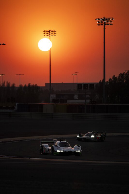 Dos prototipos de resistencia en pista al atardecer