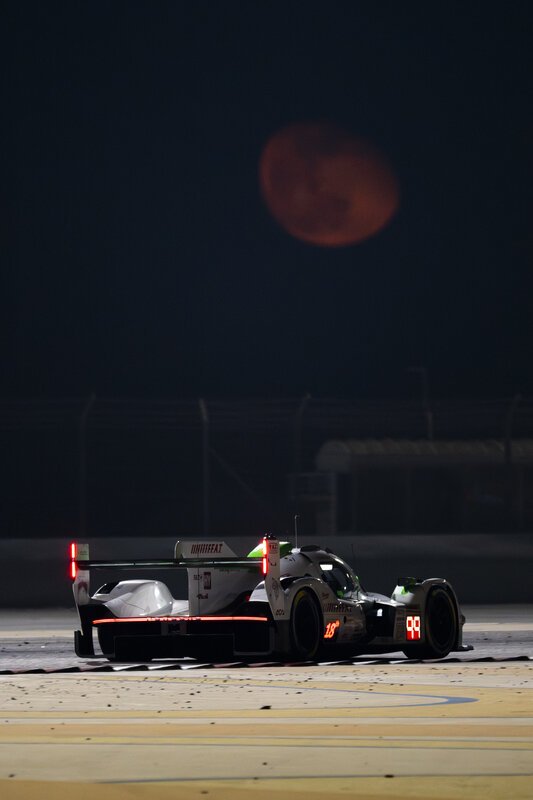 Porsche 963 #99 en pista de noche