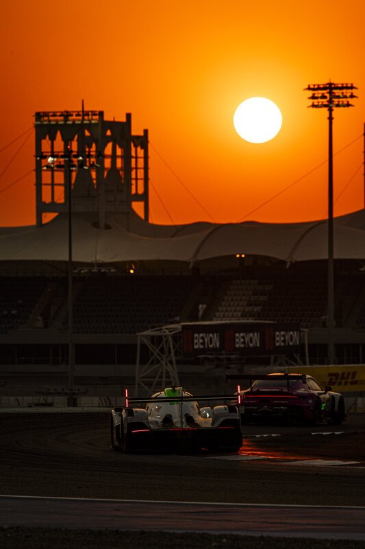 Prototipo y GT en pista al atardecer